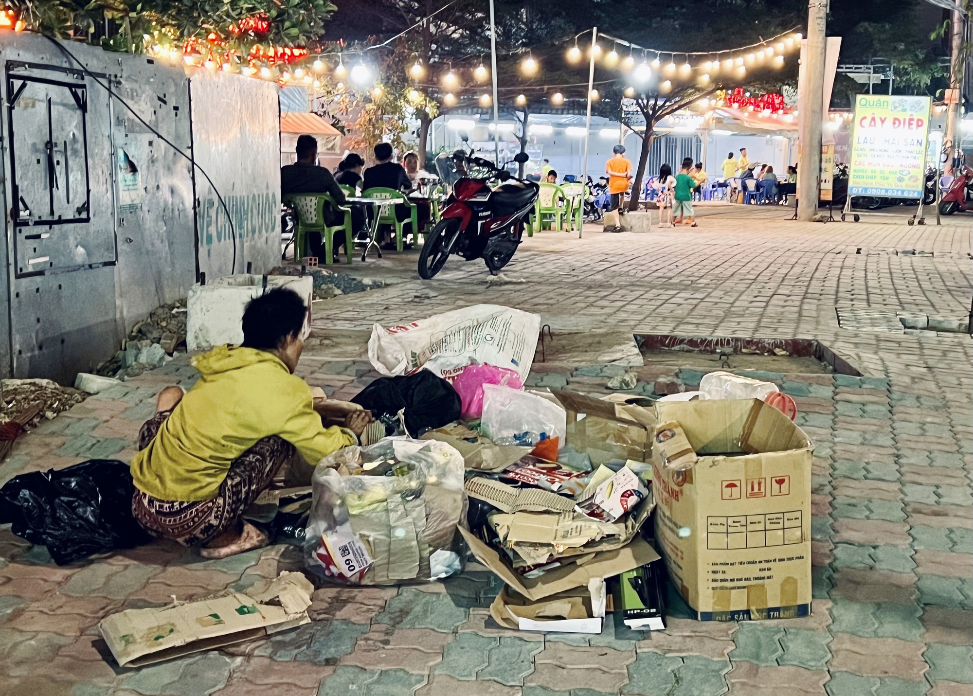 Không có nhà để về, người vô gia cư co ro trong đêm Sài Gòn ngày cận Tết - Ảnh 9.