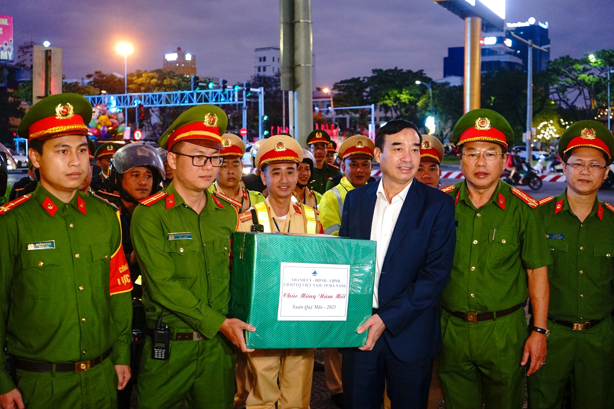 Người dân Đà Nẵng nô nức đổ ra đường đón giao thừa - Ảnh 17.