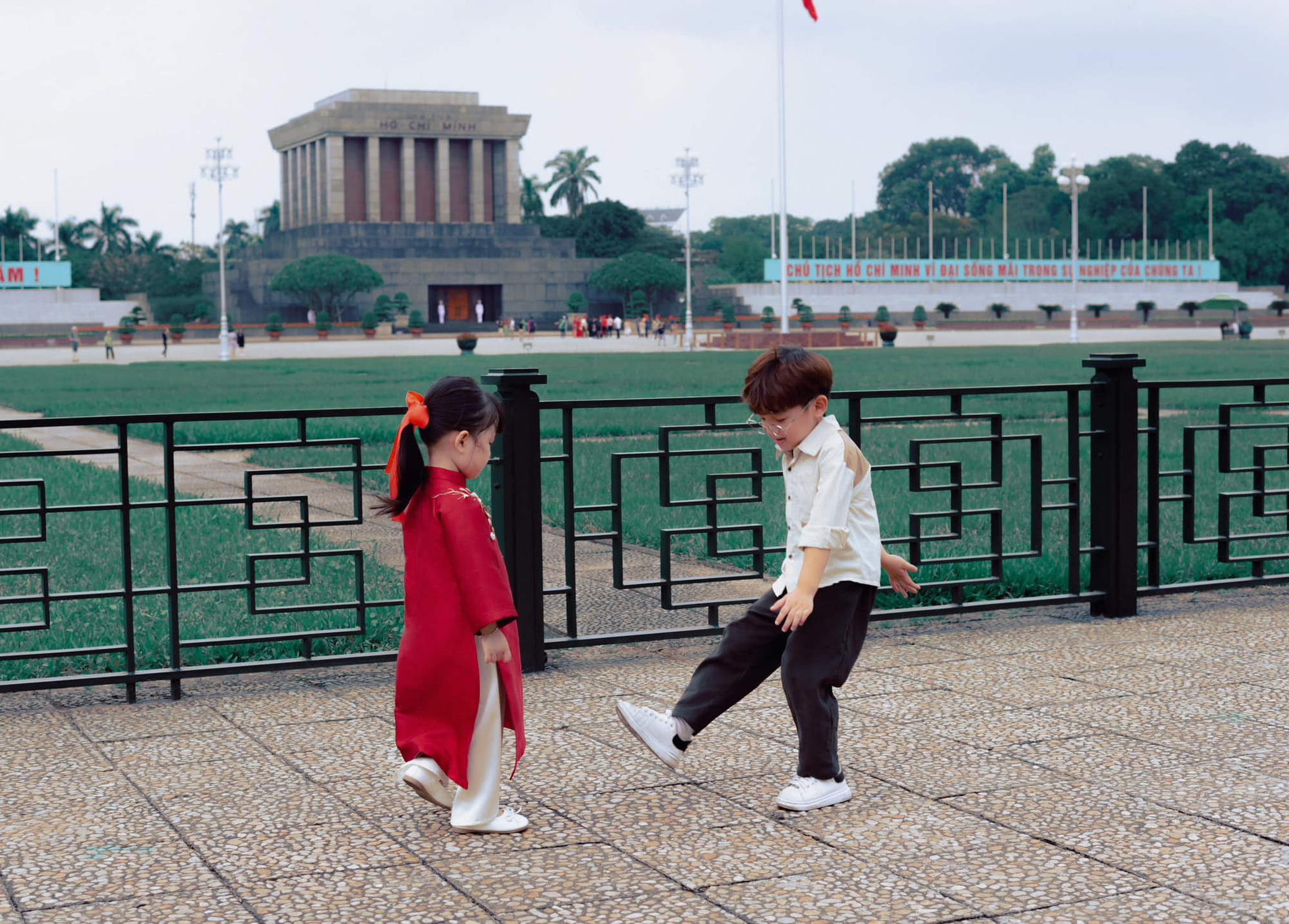 2 em bé diện áo dài check-in các địa điểm nổi tiếng ở Hà Nội - Ảnh 3.