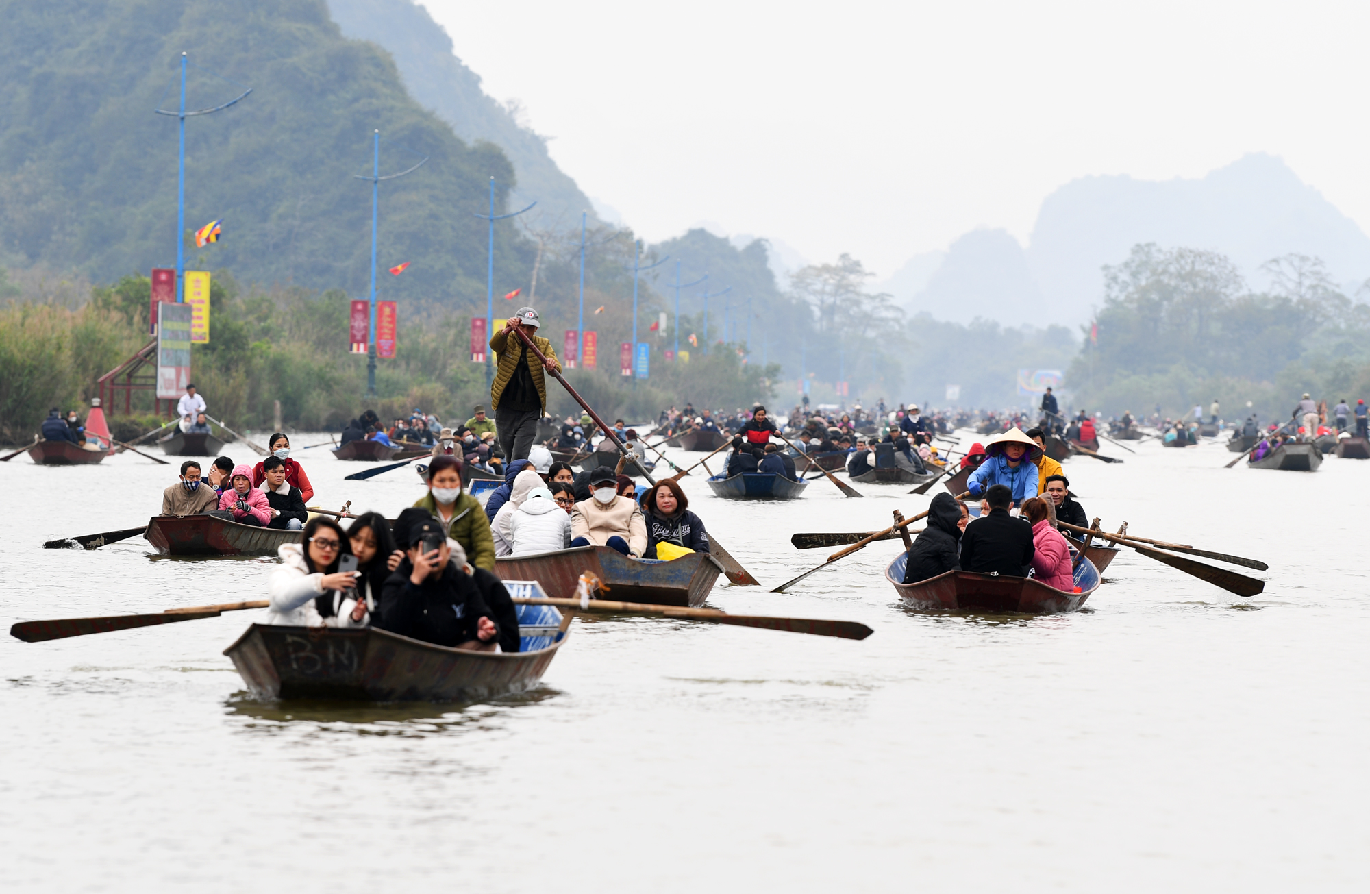 Phụ huynh viết số điện thoại vào tay con nhỏ đề phòng đi lạc trong ngày khai hội Chùa Hương - Ảnh 18.