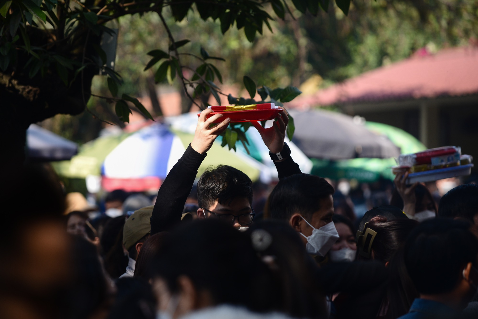 Toàn cảnh người dân Hà Nội chen chúc dâng lễ tại Phủ Tây Hồ  - Ảnh 4.