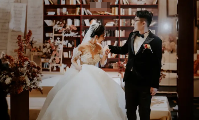 Đám cưới trong không gian nhà sách của cặp đôi yêu 15 năm, người dắt cô dâu vào lễ đường là nhân vật bất ngờ - Ảnh 2.