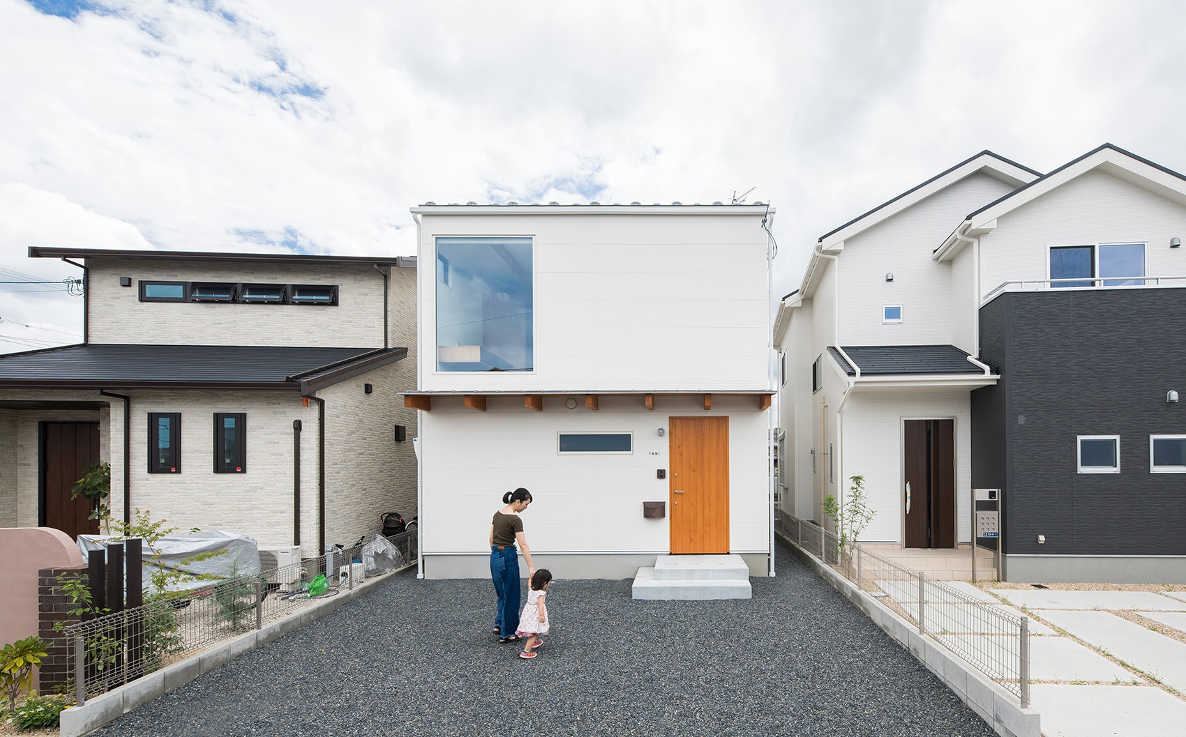 Gia đình có 3 con nhỏ vẫn sống thoải mái trong ngôi nhà phố chật hẹp ở Nhật nhờ thiết kế thông minh - Ảnh 1.
