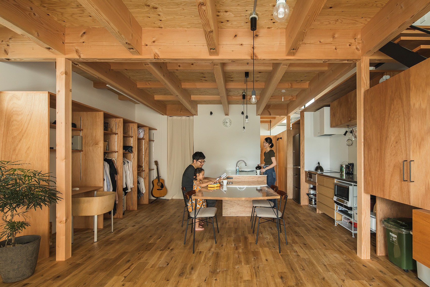 Gia đình có 3 con nhỏ vẫn sống thoải mái trong ngôi nhà phố chật hẹp ở Nhật nhờ thiết kế thông minh - Ảnh 5.