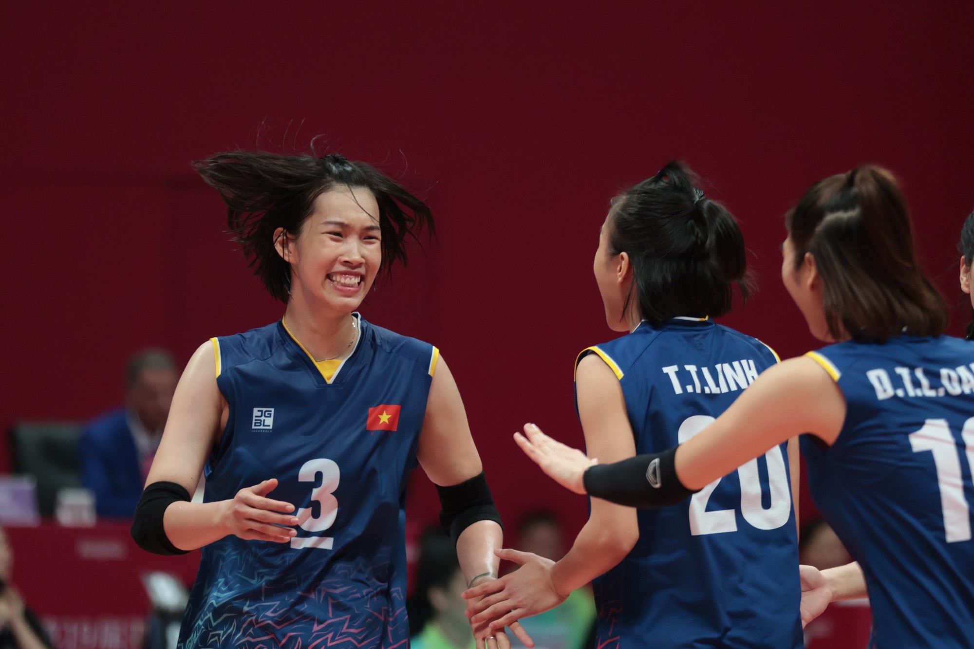 Tuyển bóng chuyền nữ Việt Nam ngược dòng quật ngã Hàn Quốc ở Asiad - Ảnh 4.