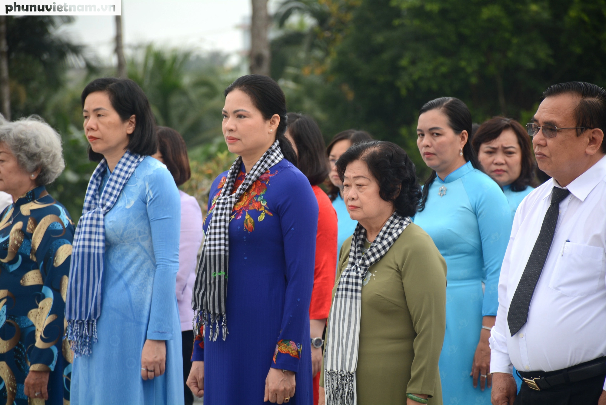 Dâng hoa, dâng hương viếng mộ Cố Chủ tịch Hội LHPN Việt Nam Nguyễn Thị Thập - Ảnh 2.