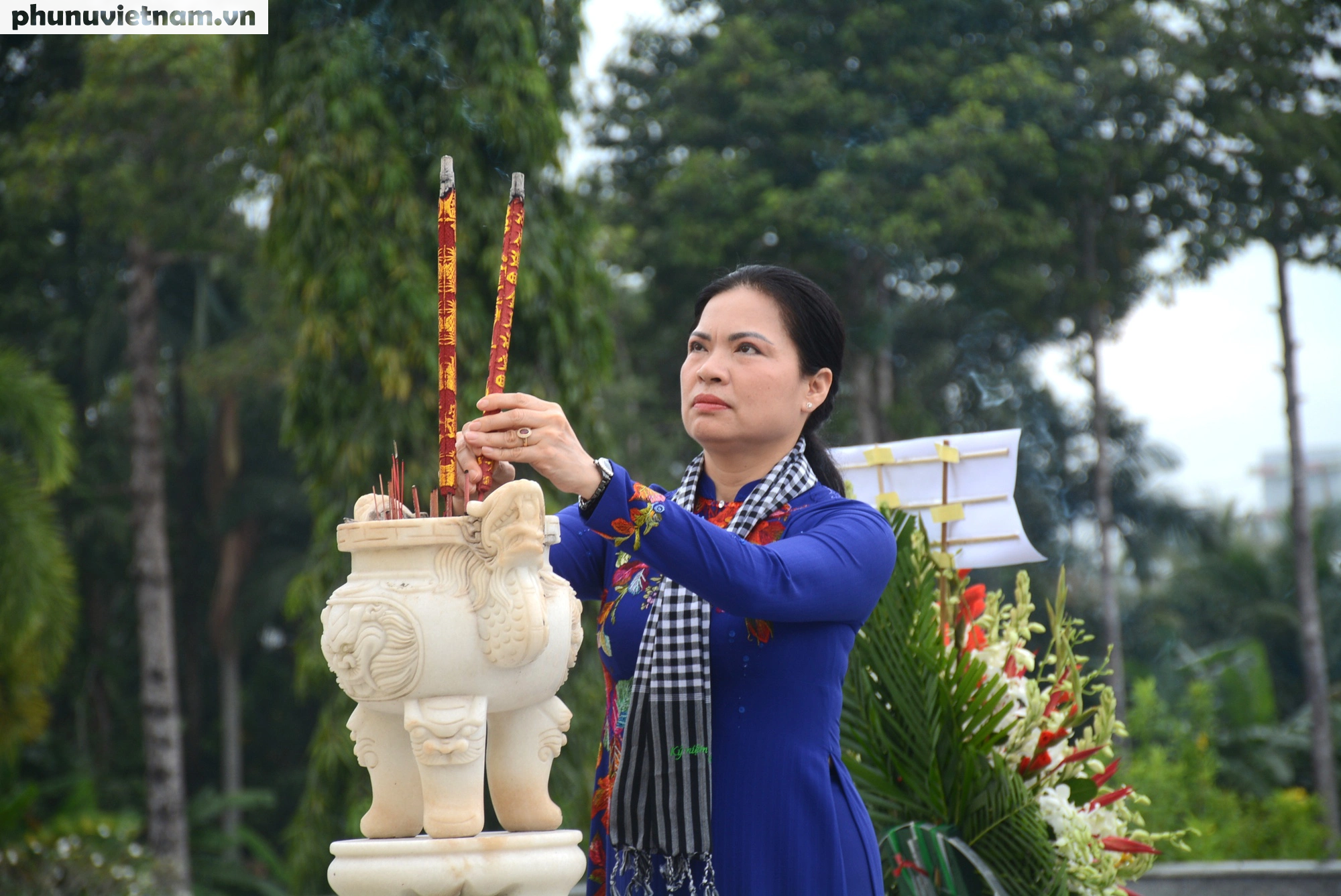 Dâng hoa, dâng hương viếng mộ Cố Chủ tịch Hội LHPN Việt Nam Nguyễn Thị Thập - Ảnh 4.