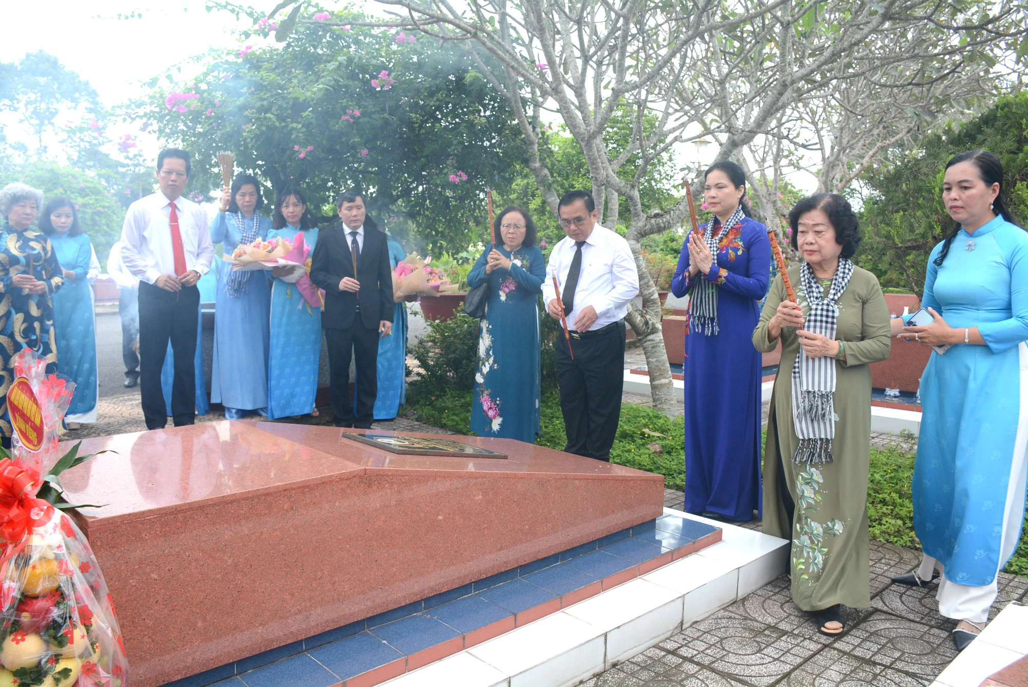 Dâng hoa, dâng hương viếng mộ Cố Chủ tịch Hội LHPN Việt Nam Nguyễn Thị Thập - Ảnh 6.