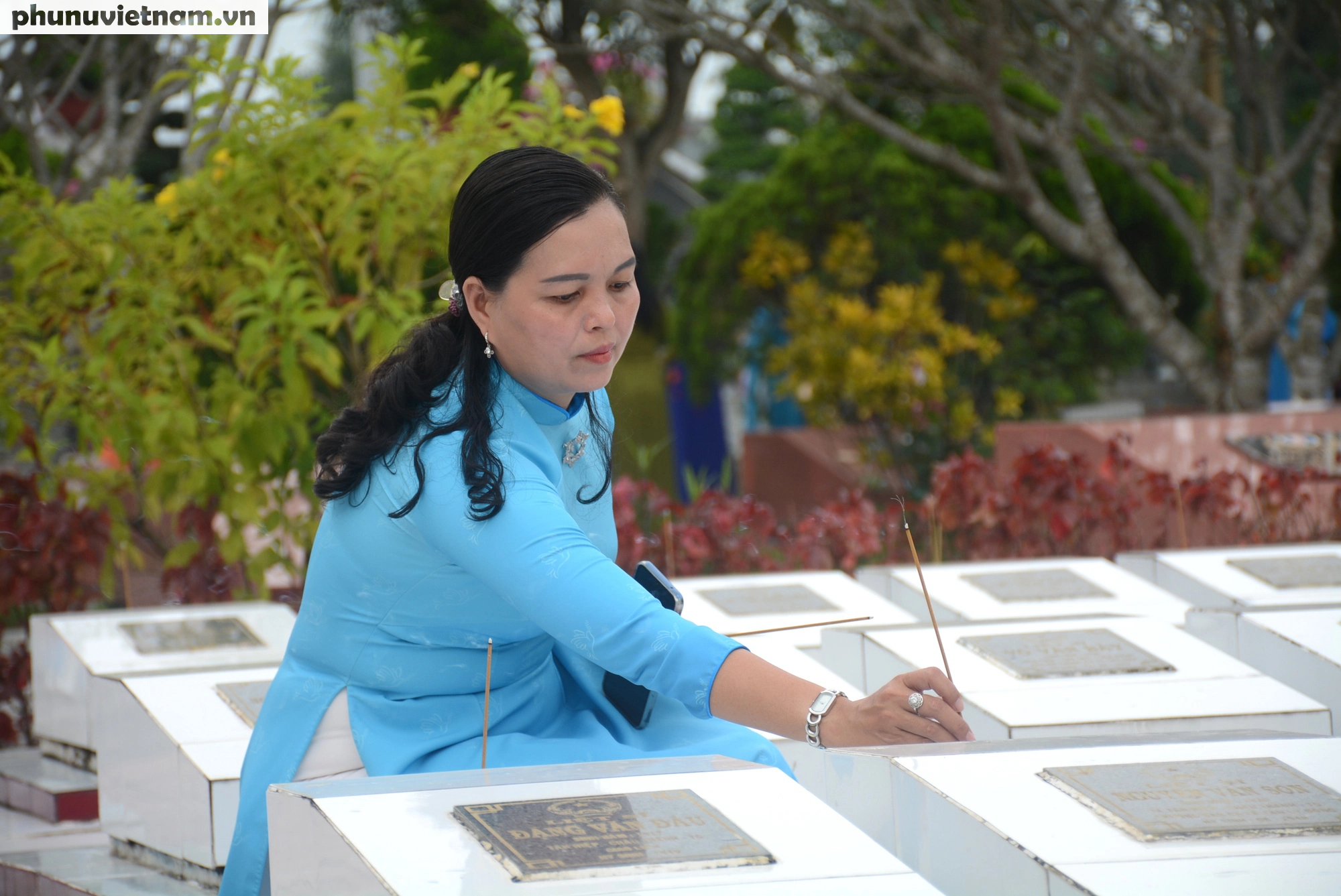 Dâng hoa, dâng hương viếng mộ Cố Chủ tịch Hội LHPN Việt Nam Nguyễn Thị Thập - Ảnh 8.