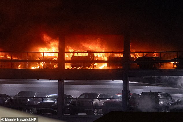Cháy dữ dội ở bãi xe sân bay khiến nhiều tòa nhà chìm trong biển lửa, nhiều người nhập viện vì ngạt khói - Ảnh 4.