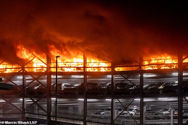 Hỏa hoạn kinh hoàng ở sân bay Luton: Tiết lộ khoảnh khắc xe hơi phát nổ, toàn bộ bãi để xe đổ sập chỉ trong tích tắc - Ảnh 2.