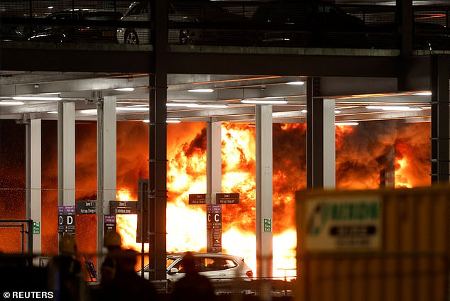 Cháy dữ dội ở bãi xe sân bay khiến nhiều tòa nhà chìm trong biển lửa, nhiều người nhập viện vì ngạt khói - Ảnh 2.