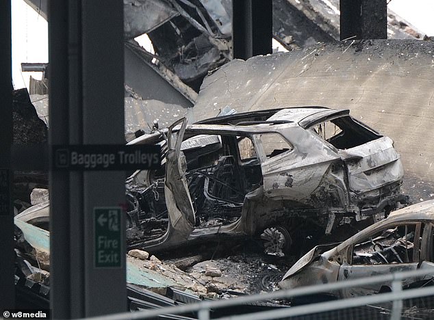 Hỏa hoạn kinh hoàng ở sân bay Luton: Tiết lộ khoảnh khắc xe hơi phát nổ, toàn bộ bãi để xe đổ sập chỉ trong tích tắc - Ảnh 5.