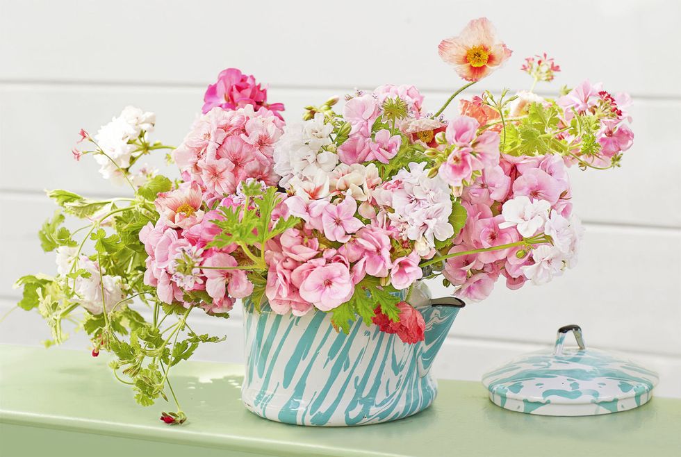 11 cách đẹp để sử dụng những món đồ cổ điển để trưng bày hoa - Ảnh 6.