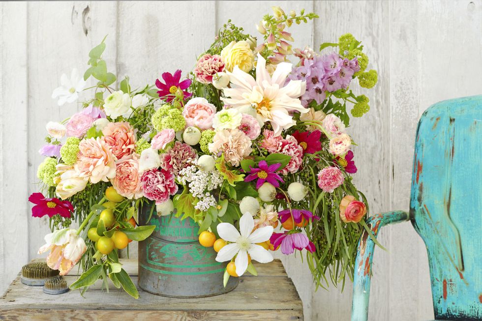 11 cách đẹp để sử dụng những món đồ cổ điển để trưng bày hoa - Ảnh 10.
