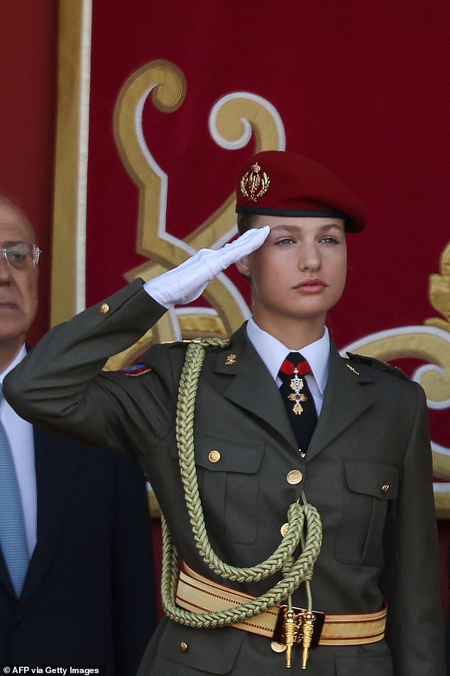 Leonor diện trang phục quân đội, chiếm trọn mọi ánh nhìn trong lễ mừng Quốc khánh Tây Ban Nha - Ảnh 1.