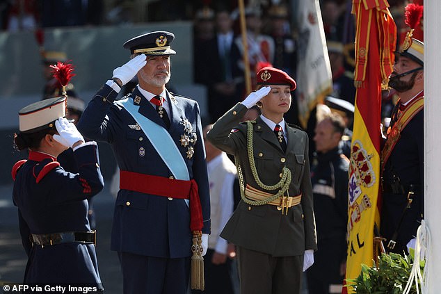 Leonor diện trang phục quân đội, chiếm trọn mọi ánh nhìn trong lễ mừng Quốc khánh Tây Ban Nha - Ảnh 3.
