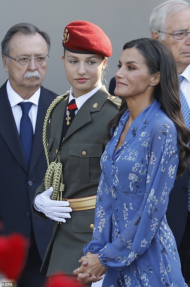 Leonor diện trang phục quân đội, chiếm trọn mọi ánh nhìn trong lễ mừng Quốc khánh Tây Ban Nha - Ảnh 4.