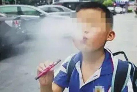 Học sinh hút thuốc lá điện tử: Nhà trường đang chọn cách chối bỏ trách nhiệm - Ảnh 1.