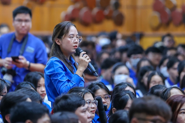 Thủ tướng tiếp xúc cử tri thanh niên, sinh viên, lao động trẻ trước kỳ họp Quốc hội - Ảnh 7.