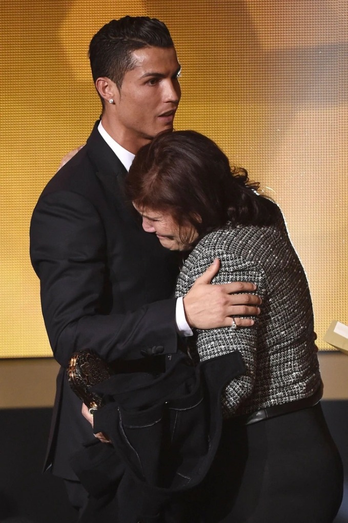 Mẹ của Ronaldo bật khóc nức nở khi chứng kiến con trai được vinh danh trước hàng vạn khán giả - Ảnh 3.