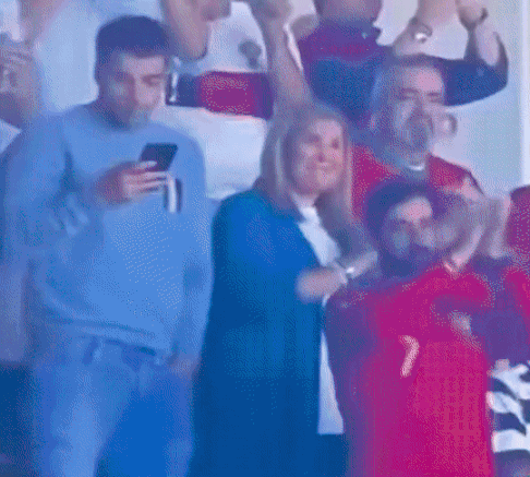 Mẹ của Ronaldo bật khóc nức nở khi chứng kiến con trai được vinh danh trước hàng vạn khán giả - Ảnh 2.