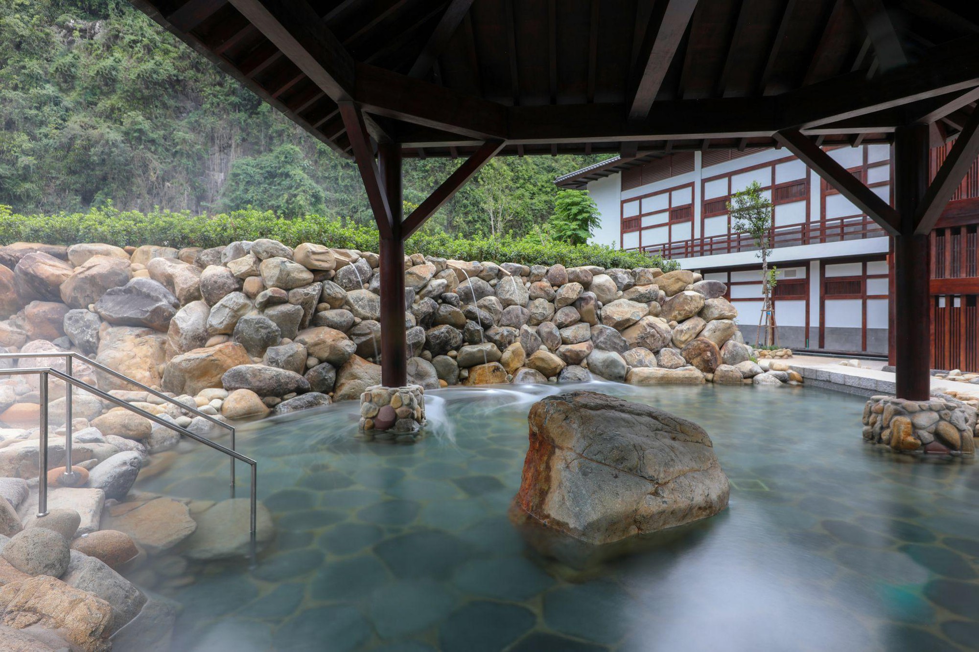 Tắm onsen để “chữa lành” theo cách của người Nhật - Ảnh 1.