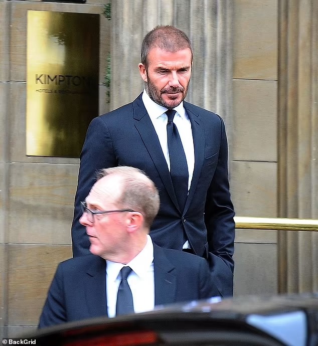 David Beckham và các huyền thoại bóng đá buồn bã tiễn biệt vợ HLV Sir Alex - Ảnh 1.