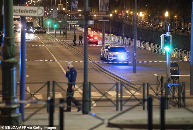 Hiện trường xả súng ở Brussels: Hé lộ khoảnh khắc kẻ tấn công tháo chạy khiến cả thành phố rơi vào báo động đỏ - Ảnh 4.