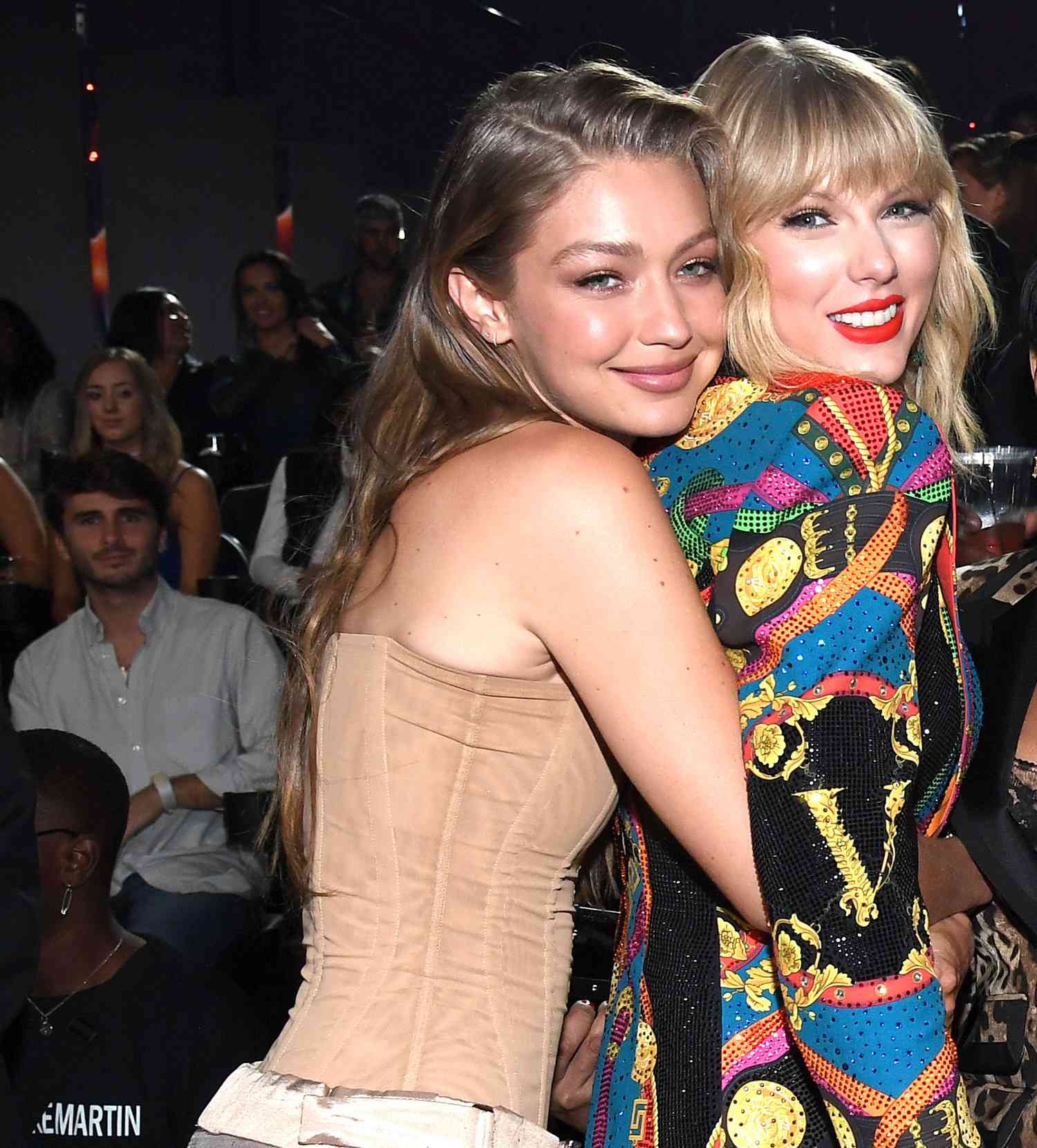 Taylor Swift làm "thần tình yêu", cho bạn thân Gigi Hadid mượn biệt thự  khủng làm nơi hẹn hò Bradley Cooper