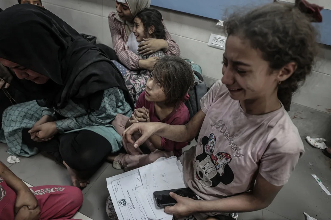 Những bức hình ám ảnh tại bệnh viện Gaza: Ánh mắt hoảng sợ tột cùng của những đứa trẻ vô tội - Ảnh 3.