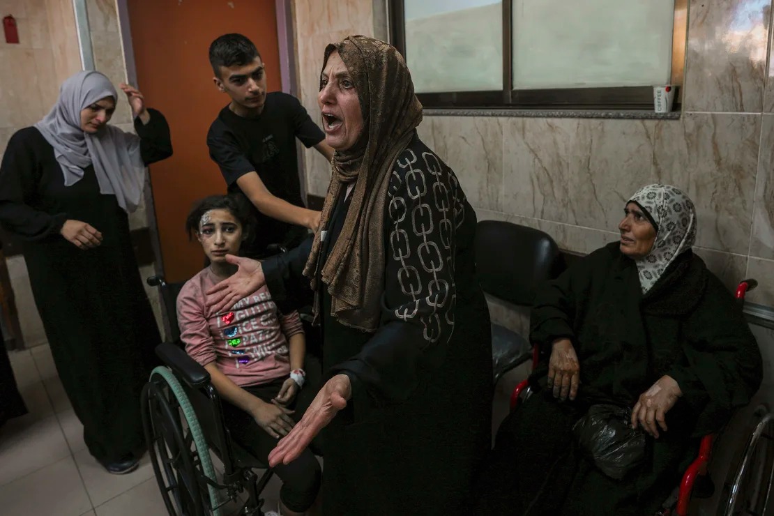 Những bức hình ám ảnh tại bệnh viện Gaza: Ánh mắt hoảng sợ tột cùng của những đứa trẻ vô tội - Ảnh 1.
