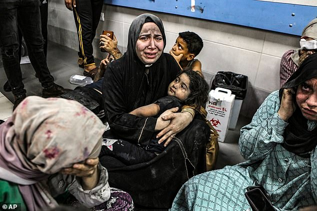 Những bức hình ám ảnh tại bệnh viện Gaza: Ánh mắt hoảng sợ tột cùng của những đứa trẻ vô tội - Ảnh 6.