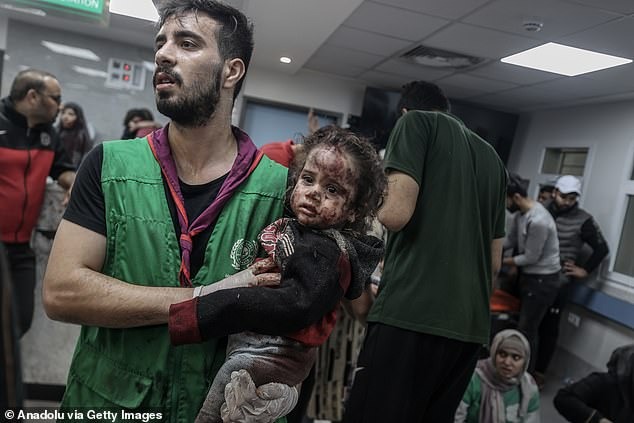 Những bức hình ám ảnh tại bệnh viện Gaza: Ánh mắt hoảng sợ tột cùng của những đứa trẻ vô tội - Ảnh 7.