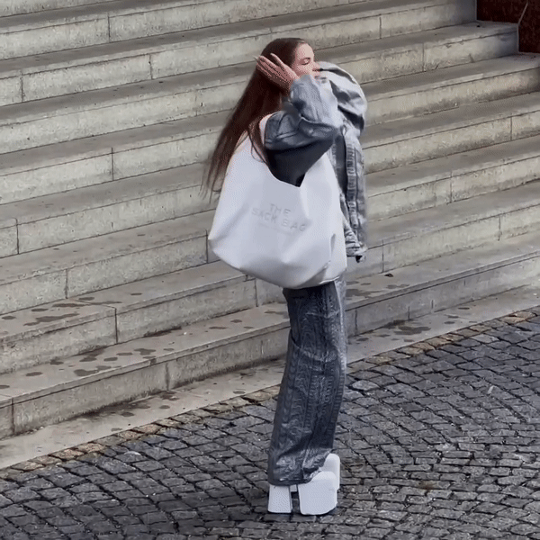 Marc Jacobs nhận làn sóng chỉ trích vì cho người mẫu ngã bậc thang để quảng cáo túi xách - Ảnh 2.