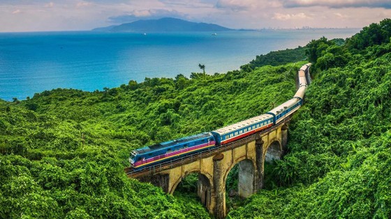 Tuyến đường sắt Bắc - Nam của Việt Nam là tuyến đường sắt đẹp nhất thế giới - Ảnh 1.