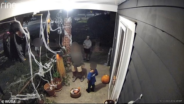 3 đứa trẻ lò dò bước tới cửa, hành động tiếp theo khiến gia chủ không kịp trở tay, xem camera phát hiện chi tiết phẫn nộ - Ảnh 3.
