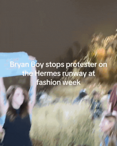 Khoảnh khắc &quot;dẹp loạn&quot; của fashion blogger Bryanboy tại show Hermès khiến MXH rần rần  - Ảnh 1.