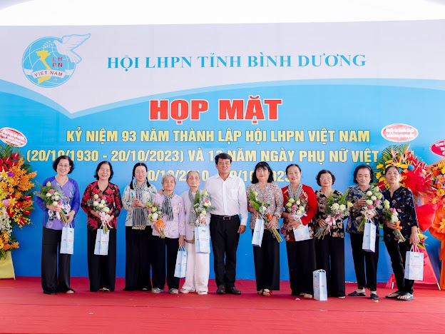 Bình Dương: Họp mặt kỷ niệm 93 năm thành lập Hội LHPN Việt Nam - Ảnh 2.