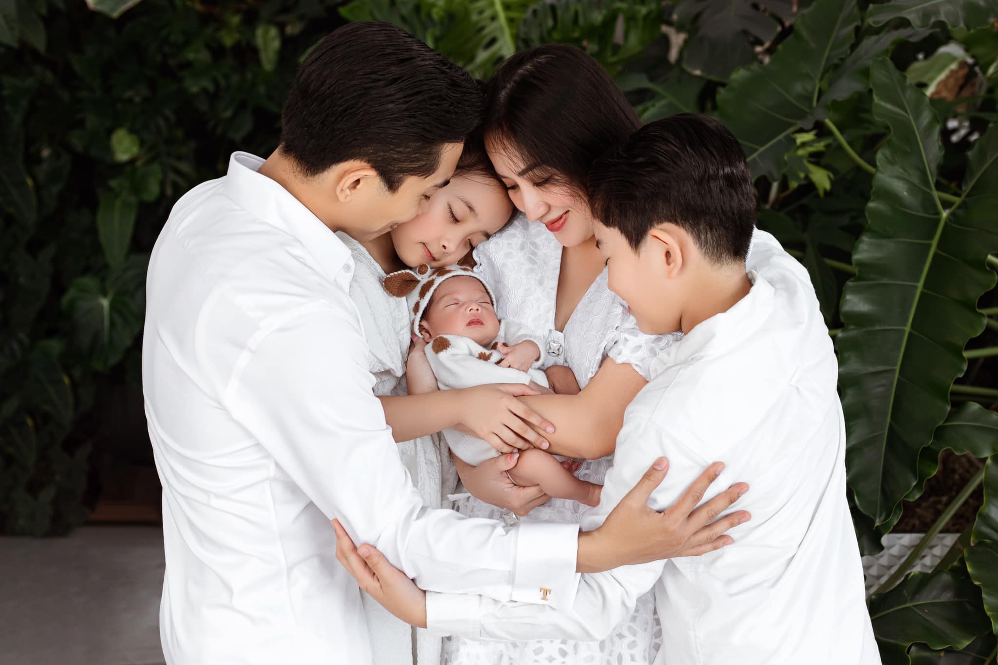 Khánh Thi rạng rỡ bên chồng con, tiết lộ có những lúc mệt mỏi phải gồng mình - Ảnh 1. Khánh Thi rạng rỡ bên chồng con, tiết lộ có những lúc mệt mỏi phải gồng mình - Ảnh 1.