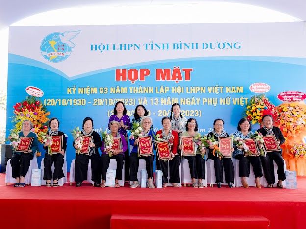 Bình Dương: Họp mặt kỷ niệm 93 năm thành lập Hội LHPN Việt Nam - Ảnh 1.