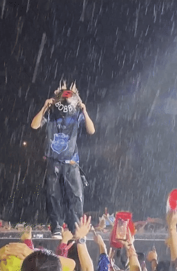 iKON diễn cực bốc dưới trời mưa nặng hạt, đội nón lá hát vang &quot;thánh ca&quot; Love Scenario cùng fan Việt - Ảnh 3.