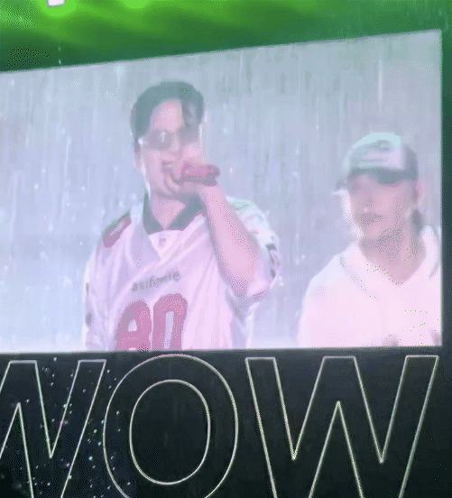 iKON diễn cực bốc dưới trời mưa nặng hạt, đội nón lá hát vang &quot;thánh ca&quot; Love Scenario cùng fan Việt - Ảnh 1.