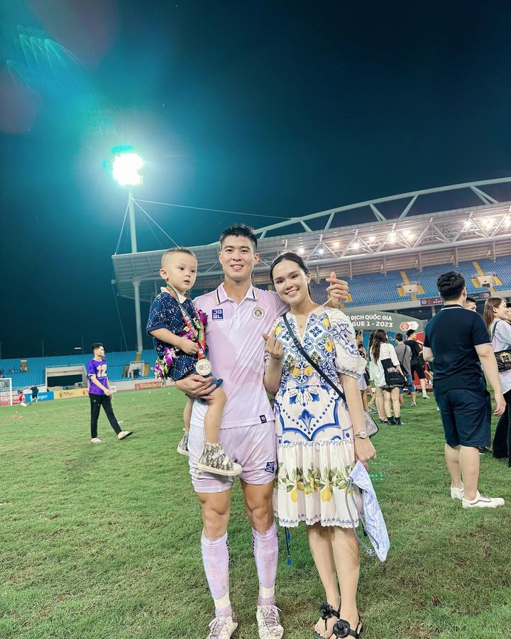 Vợ Duy Mạnh than làm việc tới 2h sáng vẫn rửa bình sữa cho con xong mới đi ngủ - Ảnh 2. Vợ Duy Mạnh than làm việc tới 2h sáng vẫn rửa bình sữa cho con xong mới đi ngủ - Ảnh 2.