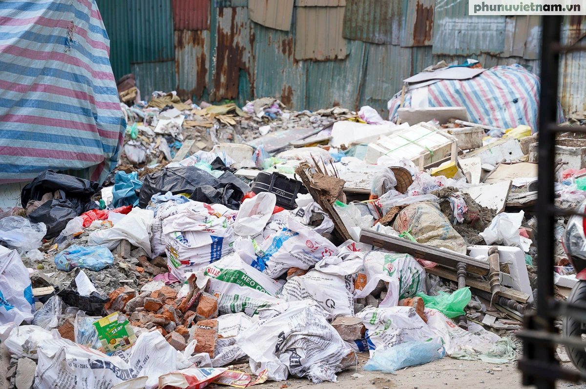 Người Hà Nội khốn khổ vì bãi rác tự phát nằm ở khu dân cư - Ảnh 1.