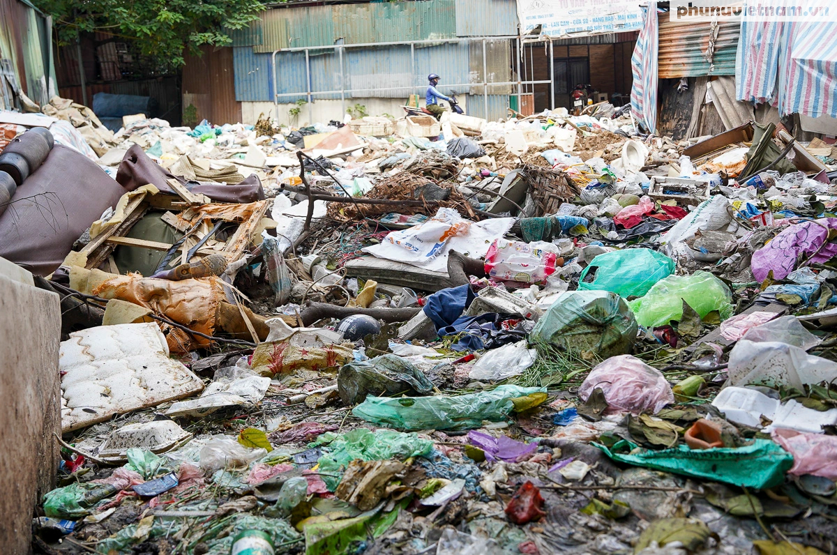 Người Hà Nội khốn khổ vì bãi rác tự phát nằm ở khu dân cư - Ảnh 2.