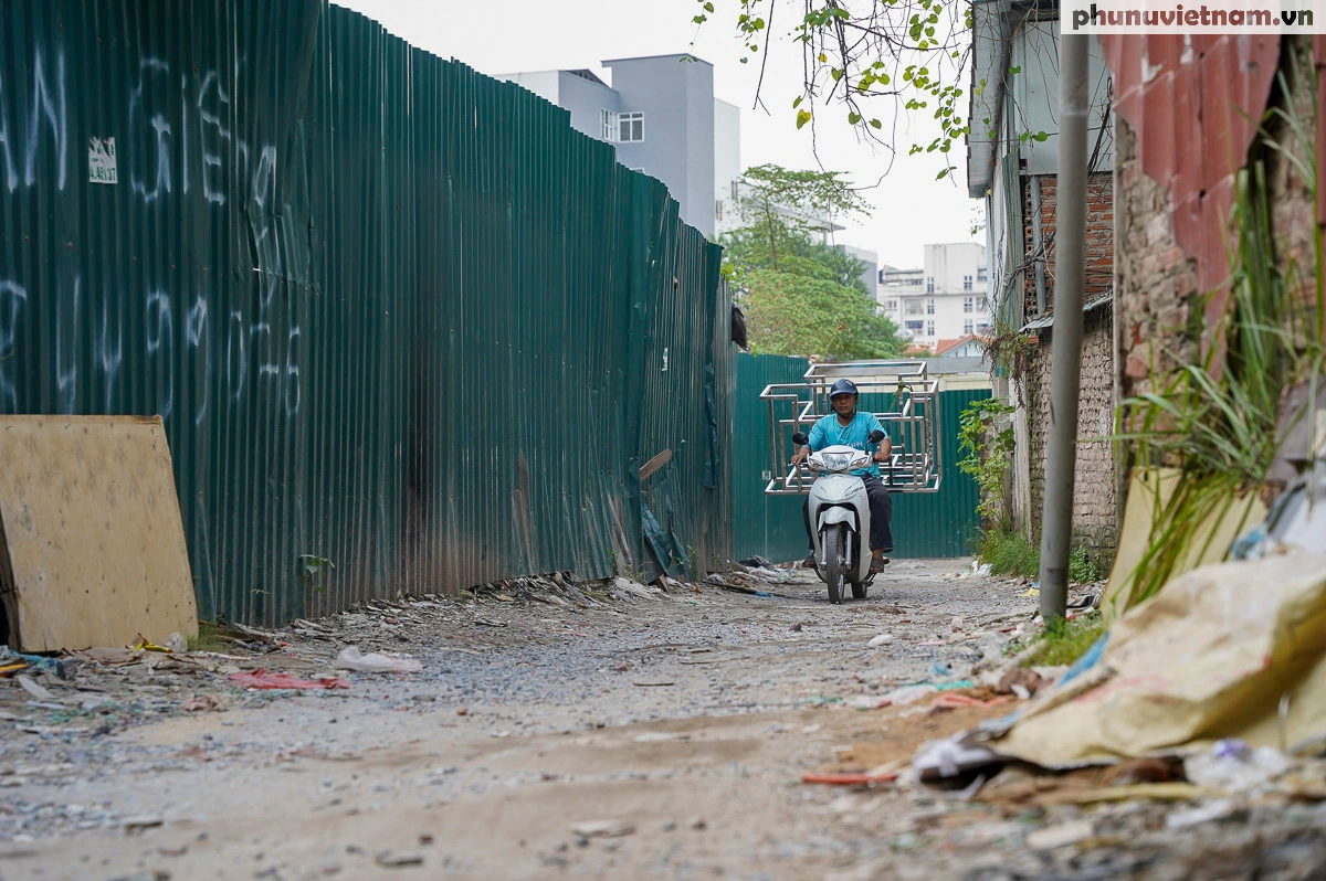 Người Hà Nội khốn khổ vì bãi rác tự phát nằm ở khu dân cư - Ảnh 4.