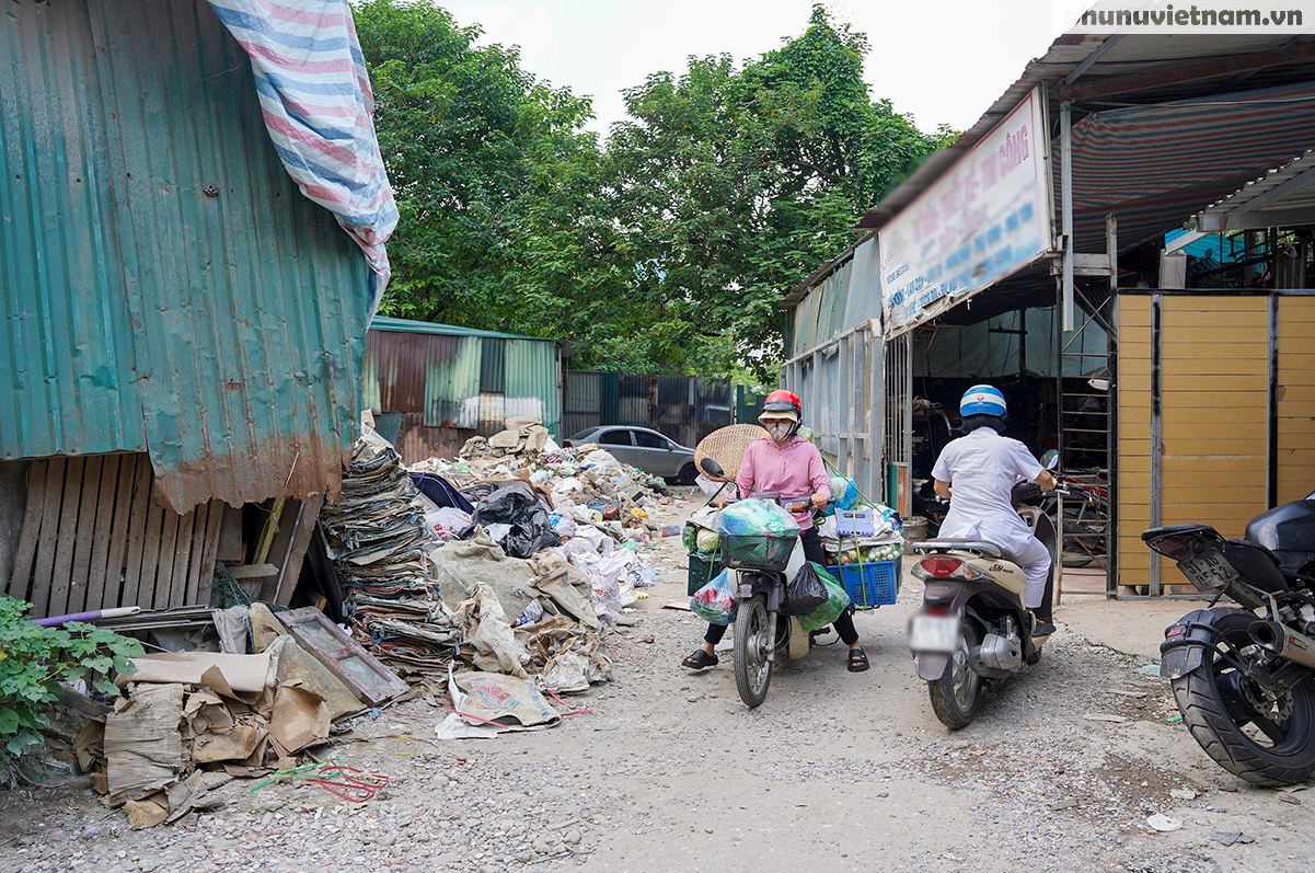 Người Hà Nội khốn khổ vì bãi rác tự phát nằm ở khu dân cư - Ảnh 7.