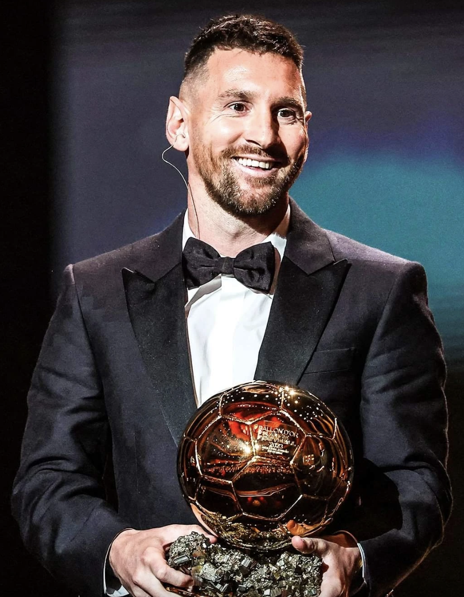 The three sons of the Messi family have typical "anti-fan" expressions; when dad received the 2023 Golden Ball - Photo 6.