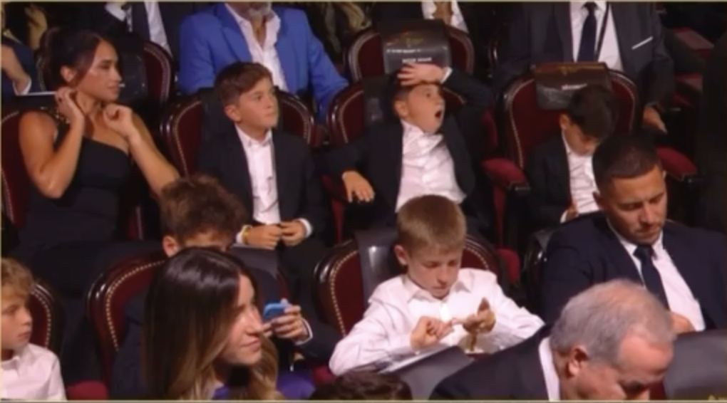 The three sons of the Messi family have typical "anti-fan" expressions; when dad received the 2023 Golden Ball - Photo 2.
